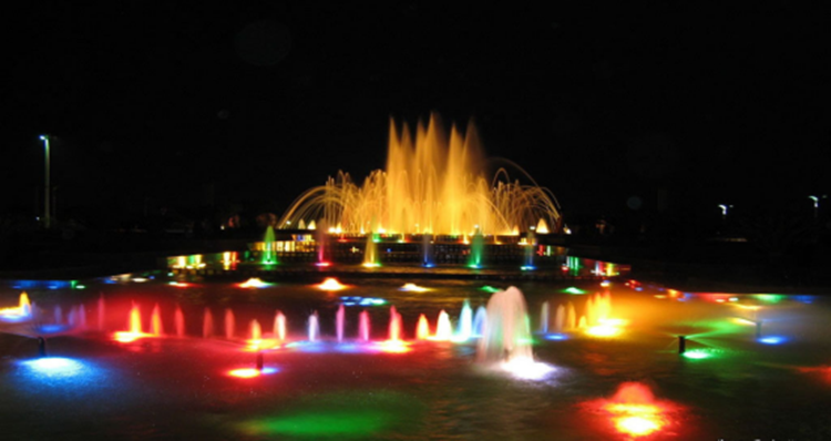 【四川】水池下利用七彩噴泉燈 燈光效果舞動人生